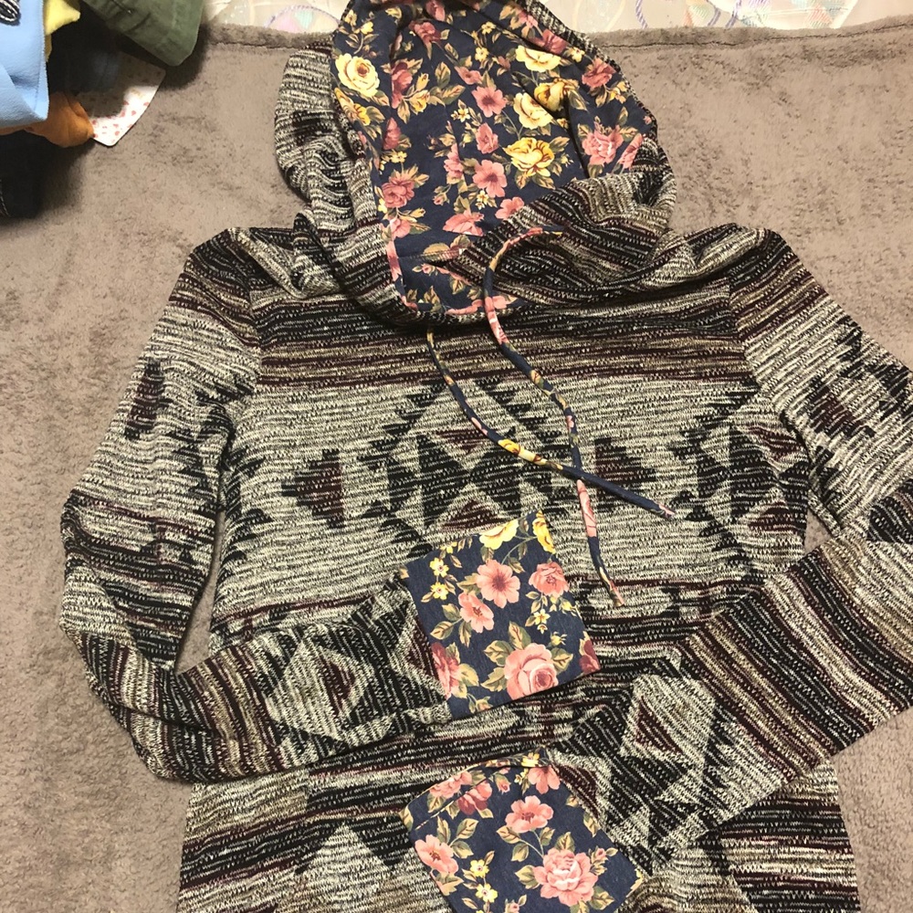 NWOT Buckle Aztec/floral hoodie size M/L